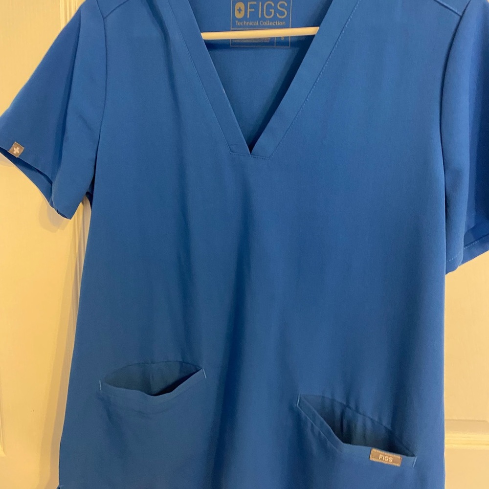 Figs scrub top